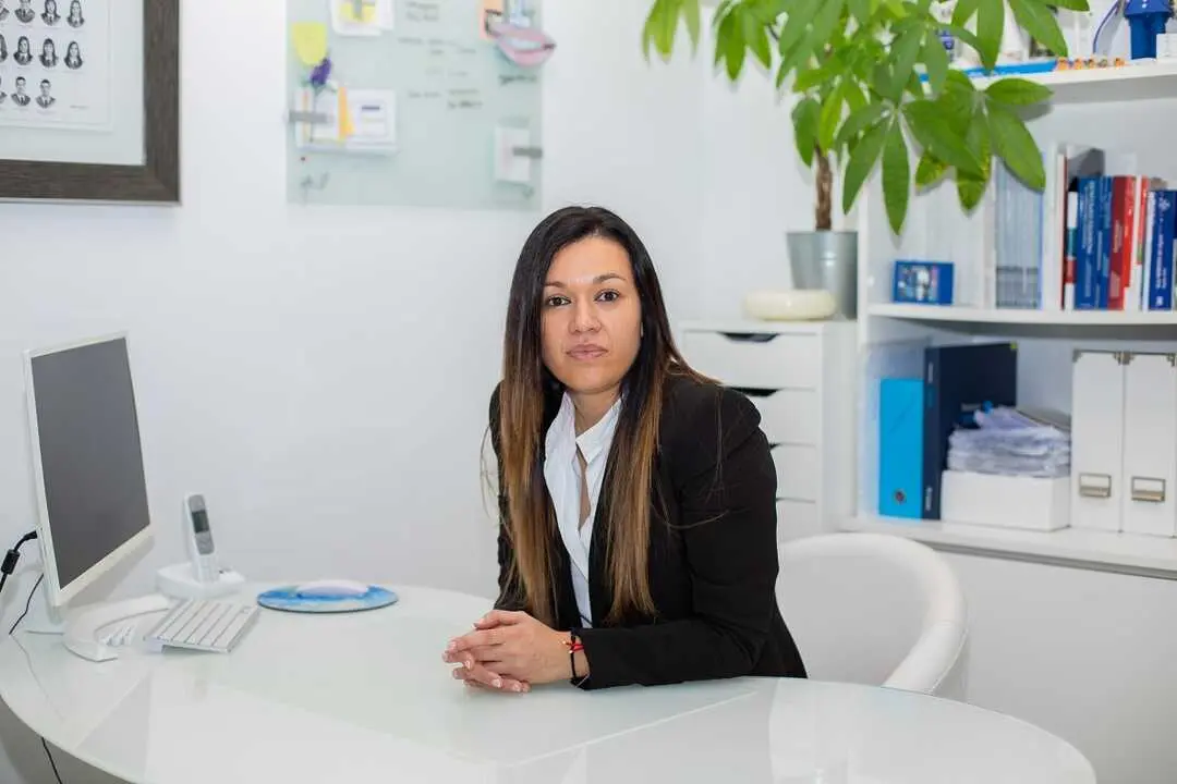 Ana D&iacute;az es odont&oacute;loga y la propietaria de la cl&iacute;nica dental que lleva su nombre