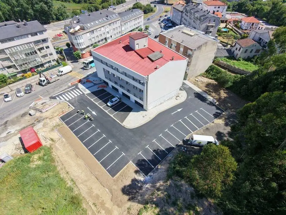 Nuevo aparcamiento en la Traves&iacute;a de Arteixo.