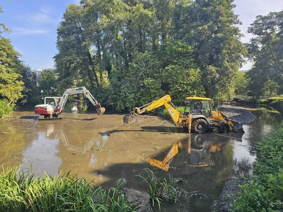 El concello de Arteixo realiza la limpieza de la laguna del paseo fluvial.