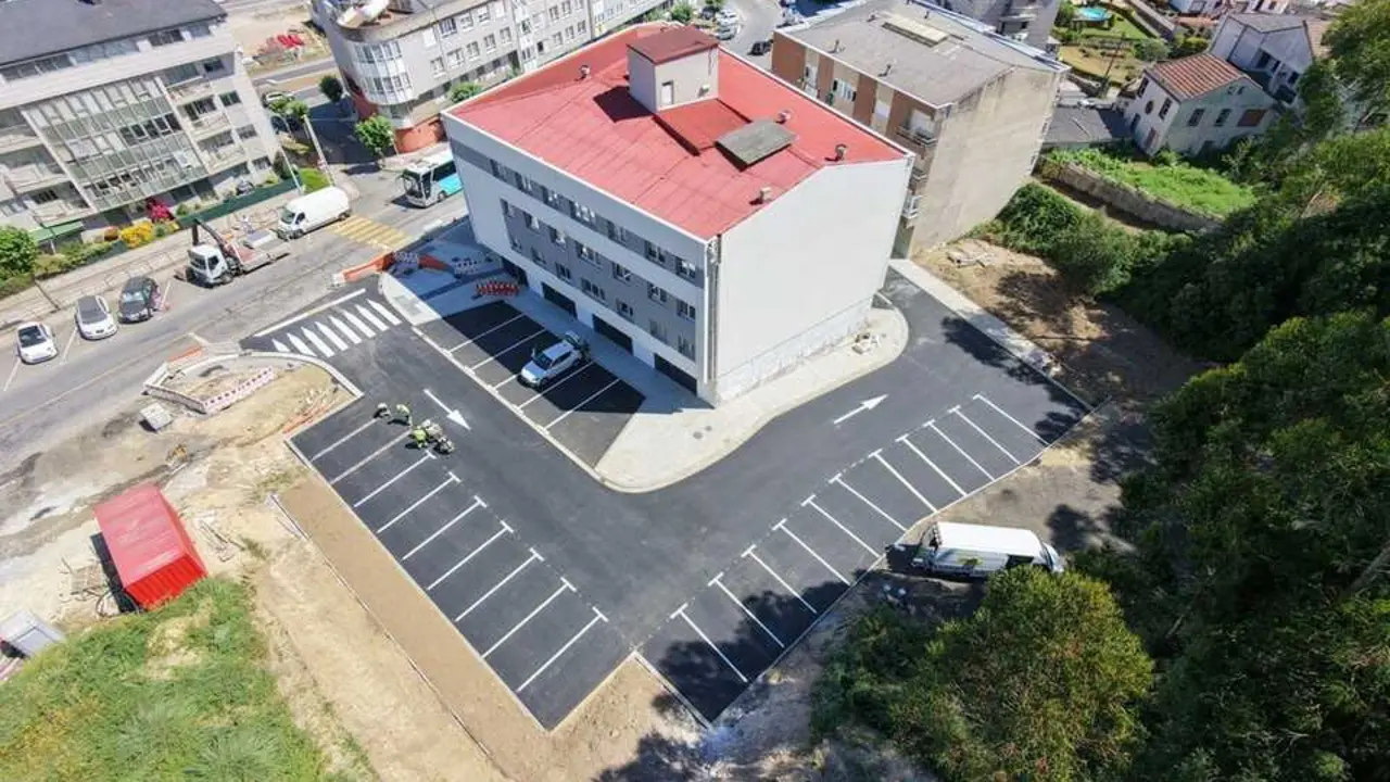 Nuevo aparcamiento en la Traves&iacute;a de Arteixo.
