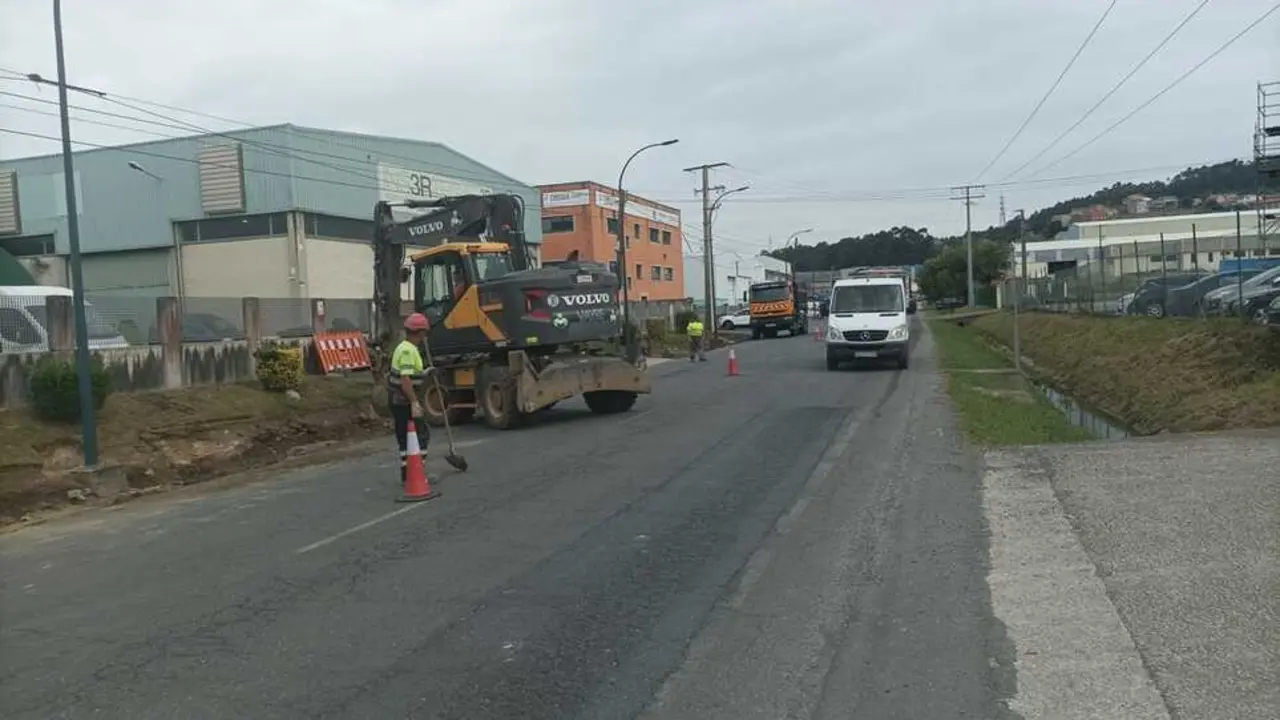 Arteixo inicia las obras de la senda peatonal y ciclista en la avenida da Praia.