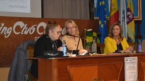 En la foto, Bibiana P&eacute;rez, presidenta de Acofifa -Asociaci&oacute;n Coru&ntilde;esa de Fibromialgia, Fatiga Cr&oacute;nica y Sensibilidad Qu&iacute;mica Multiple- y Mar S&aacute;nchez, psic&oacute;loga y experta en gesti&oacute;n emocional junto con Rosa Otero, presidenta de la Asociaci&oacute;n