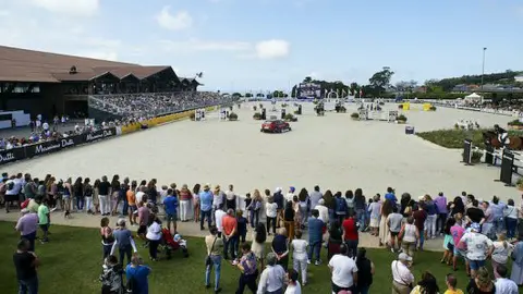 Vista de casas novas en un encuentro de salto internacional celebrado en Lar&iacute;n, Arteixo