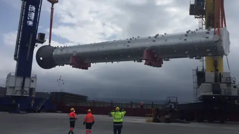 Pieza de 80 metros que traslada Repsol para la fabricaci&oacute;n de propileno