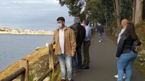 vecinos de Meicende acompa&ntilde;an al psoe arteixo