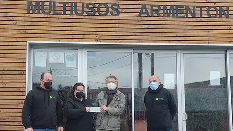 el concejal Pati&ntilde;o entrega 680 euros a la asociaci&oacute;n Triskell