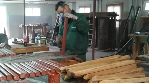 Hombres y mujeres asisten a los talleres de formaci&oacute;n que imparte el Concello de Arteixo