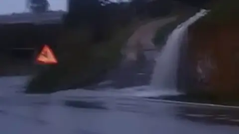 La lluvia form&oacute; una catarata en Suevos