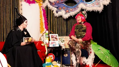 Luc&iacute;a Veiga (presentadora) y Berta Ramos (gerente Animatium) presentando la Gala Dentroido