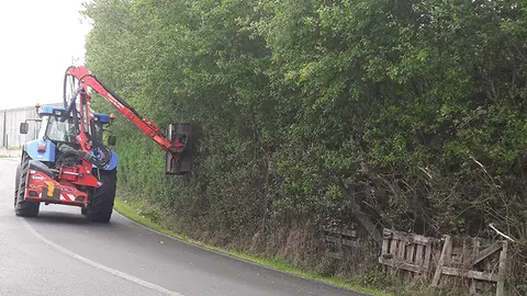 uno de los tractores realizan trabajos de limpieza de caminos