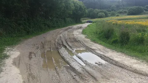 Cami&ntilde;o deteriorado entre Sab&oacute;n e Figueiroa