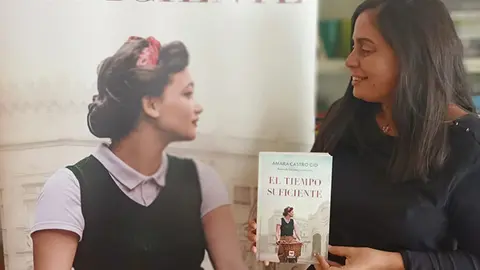 Amara castro en la presentaci&oacute;n de su libro "El tiempo suficiente"