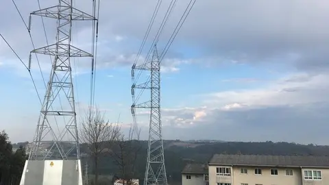 Vista das li&ntilde;as de alta tensi&oacute;n en la urbanizaci&oacute;n Sol y Mar situada en la parroquia de oseiro, Arteixo