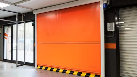modelo de puertas industriales para facilitar la entrada y salida de veh&iacute;culos y mercanc&iacute;a