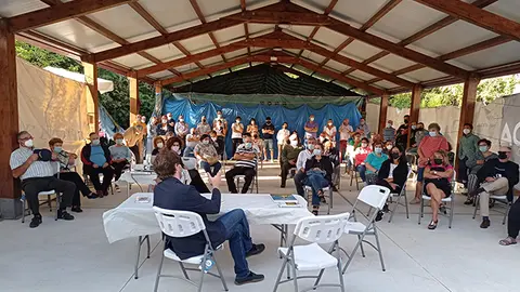 el alcalde de Arteixo Carlos Calvelo en A Lagoa con los vecinos