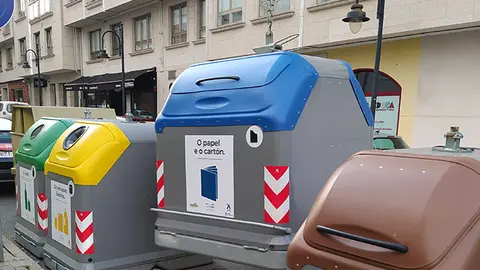 uno de los contenedores de papel y cart&oacute;n distribuidos en el Concello de Arteixo