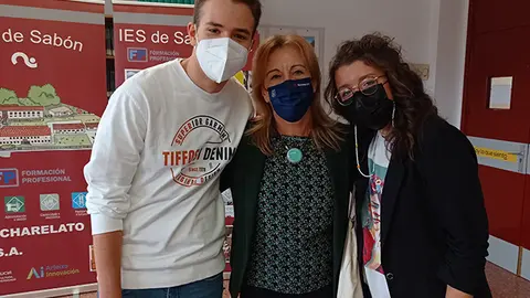 Profesora y dos de sus alumnos tras realizar el proyecto de visita virtual a la Casa Museo Emilia Pardo Baz&aacute;n