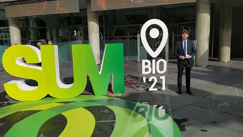 El alcalde de Arteixo, Carlos Calvelo en la entrada de SUM Bilbao 2021
