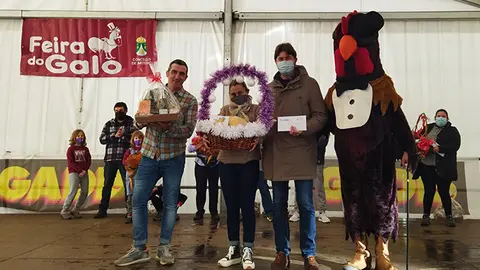 Carlos Calvelo junto a los gandores del concurso de la feira do Galo de Arteixo
