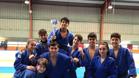 Deportistas Judo Club Arteixo al finalizar competici&oacute;n en la provincia de Lugo