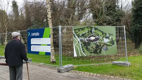 Vallado para delimitar las obras en el nuevo parque central del Concello de Arteixo