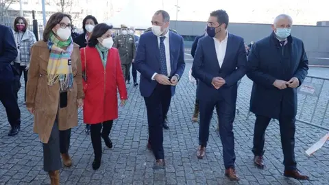 Visita ministra de Defensa e conselleiro ao punto vacinaci&oacute;n covid emprazado en Pontevedra - El portal de la Infancia