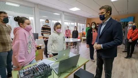 O titular do Goberno galego, Alberto N&uacute;&ntilde;ez Feij&oacute;o, visita o CEIP Virxe da Cela de Monfero para falar sobre a igualdade de oportunidades na educaci&oacute;n.