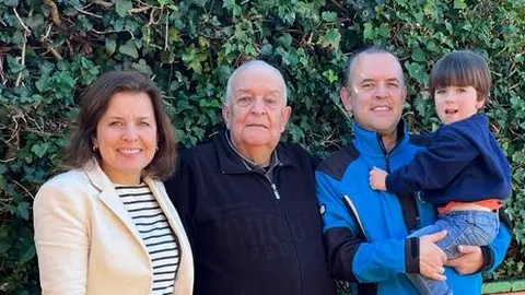Proquides, foto de familia: Guillermo L&oacute;pez, su fundador, junto a sus hijos y nieto