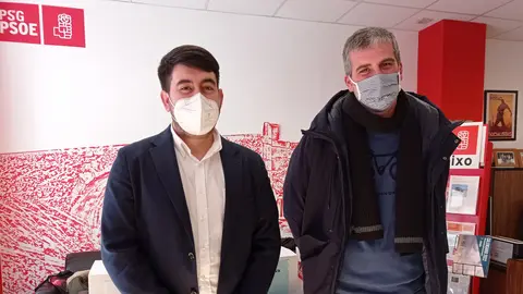 Mart&iacute;n Seco y Sim&oacute;n L&oacute;pez horas antes de saber los resultados de las urnas en la sede local del PSOE Arteixo