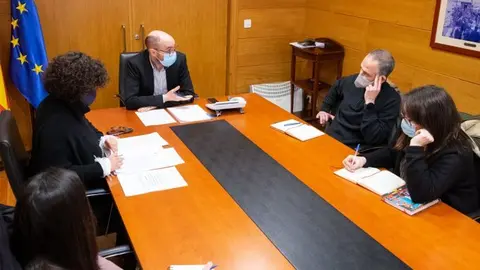 12,00 h.-         O director xeral de Familia, Infancia e Dinamizaci&oacute;n Demogr&aacute;fica, Jacobo Rey, manter&aacute; unha reuni&oacute;n con entidades que traballan no &aacute;mbito da Infancia  como a Plataforma de Organizaci&oacute;ns de Infancia, UNICEF e Cruz Vermella para analizar a situaci&oacute;n dos menores procedentes de Ucra&iacute;na. 

foto xo&aacute;n crespo
14/03/2022