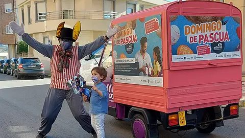 Nueva edici&oacute;n del conejo de Domingo de Pascua y su motocoello