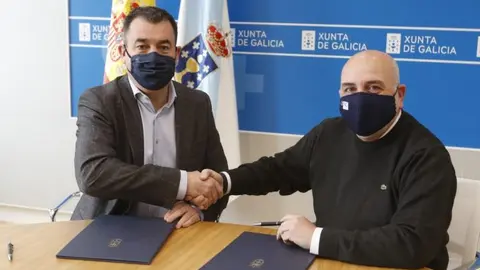 O conselleiro de Cultura, Educaci&oacute;n e
Universidade, Rom&aacute;n Rodr&iacute;guez, e o alcalde de Ares, Julio Iglesias, asinaron o
convenio de colaboraci&oacute;n co que se inician os tr&aacute;mites para a futura ampliaci&oacute;n do colexio
CPI As Mirandas-El Portal de la Infancia