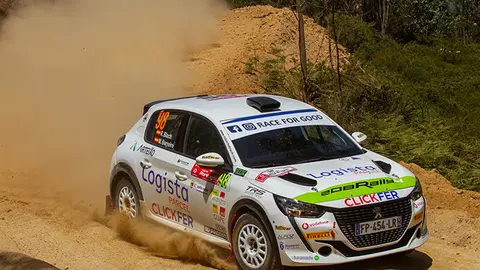 tres pinchazos dejan fuera de carrera a los pilotos de Arteixo