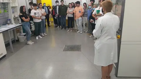 Los alumnos y alumnas de las Olimpiadas de Qu&iacute;mica en la visita al Centro
Singular de Investigaci&oacute;n Qu&iacute;mica Biol&oacute;xica e Materiales Moleculares de la USC.