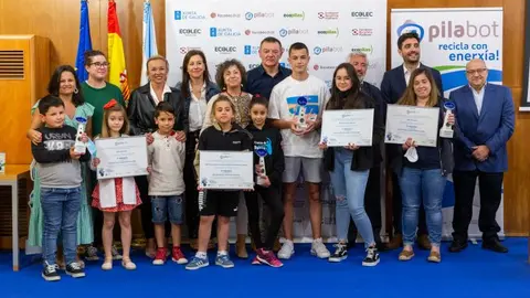 Entrega de premios aos centros ga&ntilde;adores da 3&ordf; edici&oacute;n do concuro "Pilabot"-El portal de la Infancia

