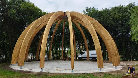 C&uacute;pula de madera instalada en el parque central del centro del concello de arteixo