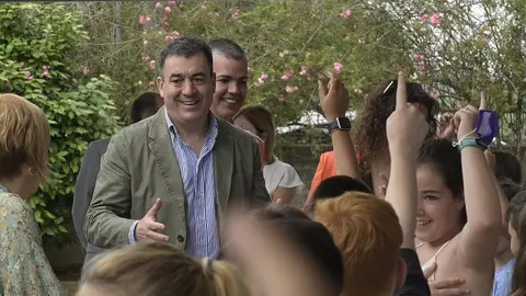 Abegondo. A Coru&ntilde;a.
O conselleiro de Cultura, Educaci&oacute;n, FP e Universidades, Rom&aacute;n Rodr&iacute;guez, participa na inauguraci&oacute;n da obras do colexio CEIP San Marcos coincidindo co seu 50 aniversario-El Portal de la Infancia