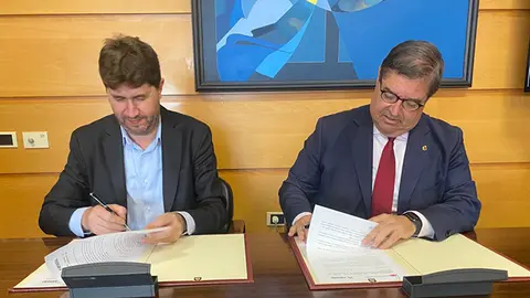 firman convenio de colaboraci&oacute;n arteixo y UDC