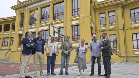 El conselleiro de Cultura, Educaci&oacute;n, FP y Universidades, Rom&aacute;n Rodr&iacute;guez, acompa&ntilde;ado por el delegado territorial de la Xunta en la Coru&ntilde;a, Gonzalo Trenor, visitan el IES Curros Enr&iacute;quez-El Portal de la Infancia