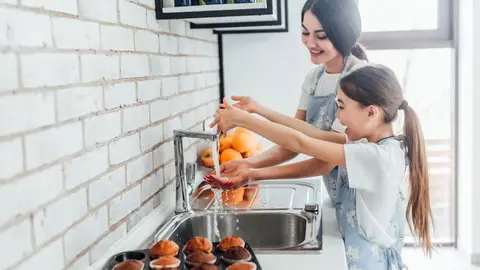 Una madre y su hija lav&aacute;ndose las manos antes de estar en contacto con la comida-El Portal de la Infancia