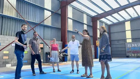 Visita da concelleira de Educaci&oacute;n, Mar Eir&iacute;s, e o concelleiro de Deporte, Marcos
Trigo, ao CEIP G&aacute;ndara-Sof&aacute;n para ver o desenvolvemento das obras-El Portal de la Infancia