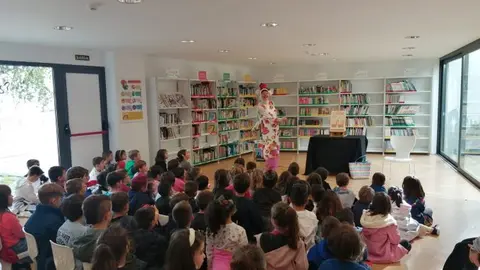 Visita &aacute; Biblioteca Rego da Balsa en Carballo-El Portal de la Infancia