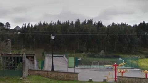 Piden cubrir el campo de f&uacute;tbol de Uxes en la parroquias de Mor&aacute;s, concello de Arteixo