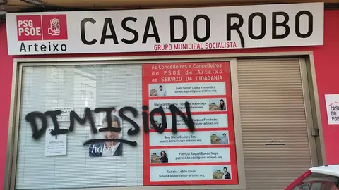 Sedes pol&iacute;ticas de Arteixo sufren actos vand&aacute;licos