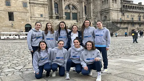 deportistas nadadoras del club Nataci&oacute;n Arteixo en Santiago