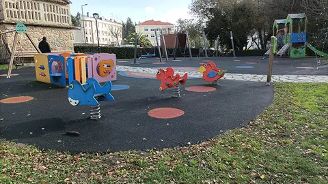 parque infantil situado en el centro de Arteixo