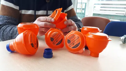 Arteixo inicia reparto de embudos para reciclar aceite dom&eacute;stico