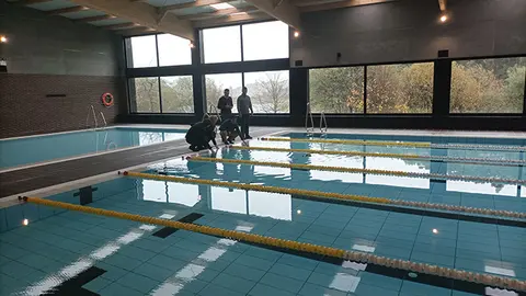Piscina del complejo deportivo de Meicende.
