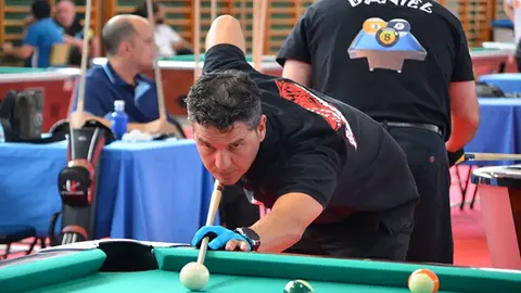 Nacho Ib&aacute;&ntilde;ez jugador de billar pool residente en Arteixo