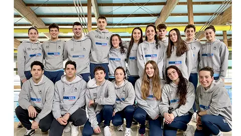 Equipo de nadadores del Clun Nataci&oacute;n Arteixo tras las pruebas del campeonato en Ourense Galicia
